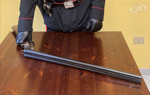 In casa con il fucile da caccia del padre, denunciato. L'arma è stata sequestrata