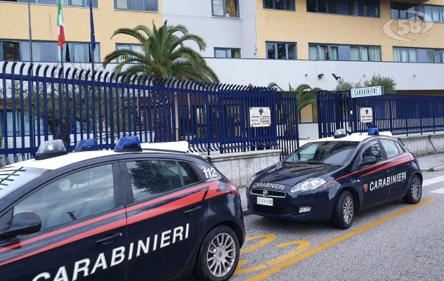 Armato di bastone aggredisce i passanti: 25enne in manette