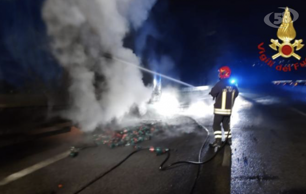 A fuoco autotreno che trasportava acqua minerale