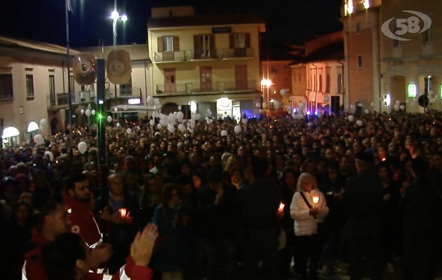 Un corteo lungo e silenzioso, in migliaia alla fiaccolata in ricordo dei tre giovani