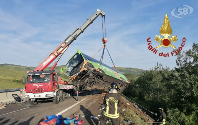 Tragico incidente, bus nella scarpata: un morto e decine di feriti