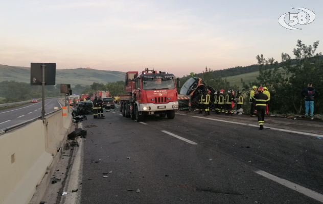 Incidente sull'A16, un morto: oltre 20 i feriti, uno è grave