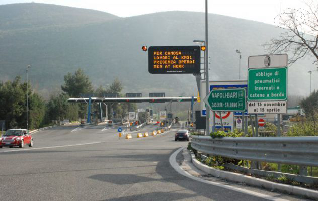 Camion in fiamme sll'A16, chiuso il tratto tra Grotta e Candela