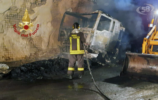 Inferno in galleria, tir in fiamme: ore di lavoro per i caschi rossi