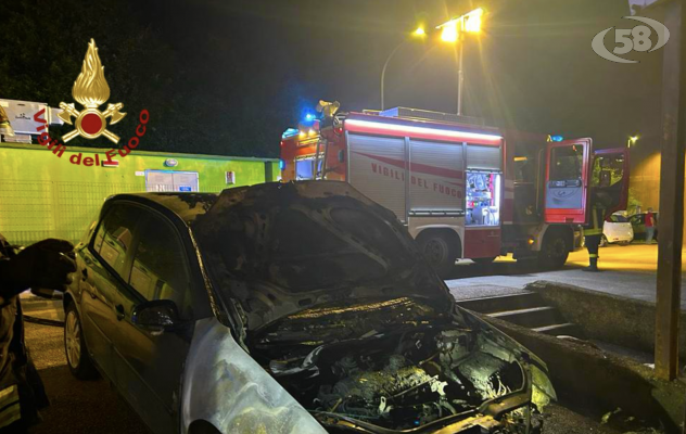 Auto a fuoco nella notte, s'indaga