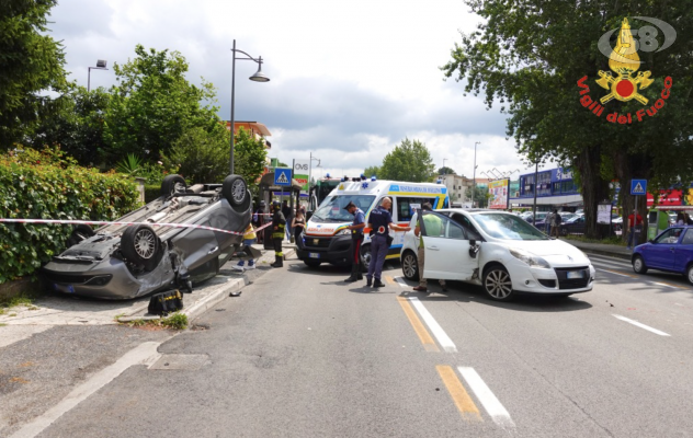 Incidente a Torrette, tre auto coinvolte: famiglia in ospedale