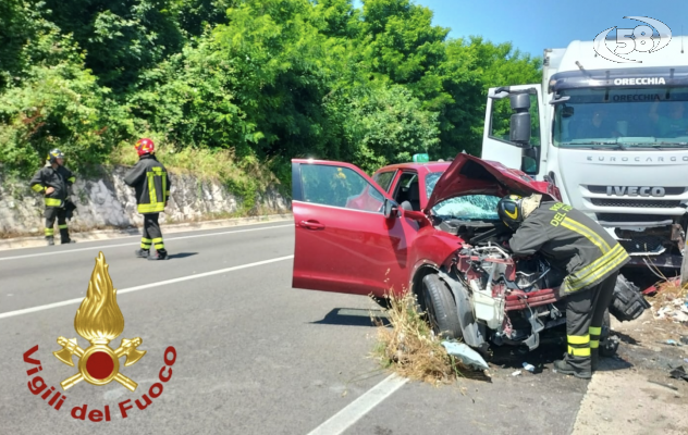 Scontro auto-camion: coppia di coniugi in ospedale