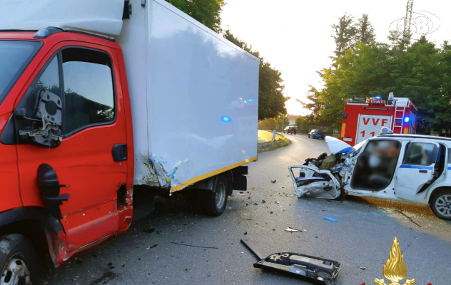 Uomo resta incastrato nell'abitacolo, salvato dai caschi rossi