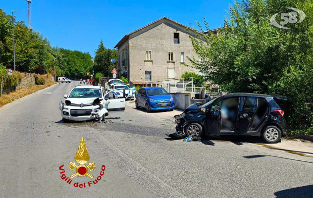 Avellino, violento impatto tra auto: tre persone ferite