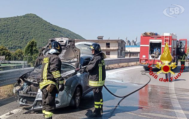 Auto in fiamme sul raccordo: vigili del fuoco a lavoro