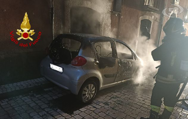 Avellino, auto in sosta prende fuoco nel quartiere di Valle 