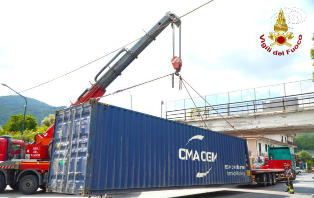 Tir resta incastrato sotto al ponte della linea ferroviaria