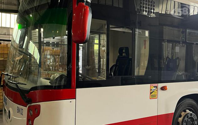 Sfonda il vetro del bus, colpisce l’autista con un casco e scappa