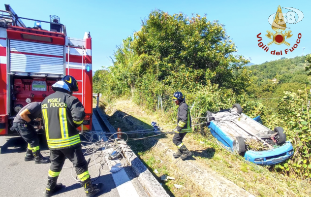 Sbanda e finisce fuori strada: donna salvata dai caschi rossi