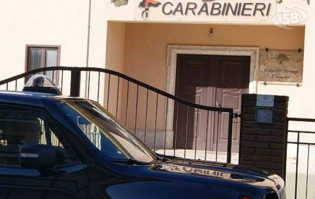 Con un coltello taglia le gomme dell’auto del suo ex: denunciata