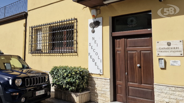 Venditore ambulante ruba catenina d'oro ad un'anziana cliente