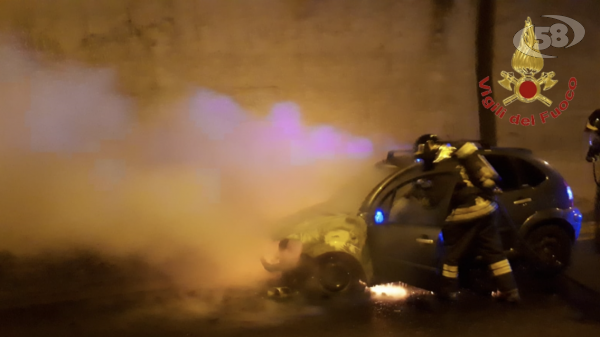 Auto a fuoco in galleria, traffico in tilt