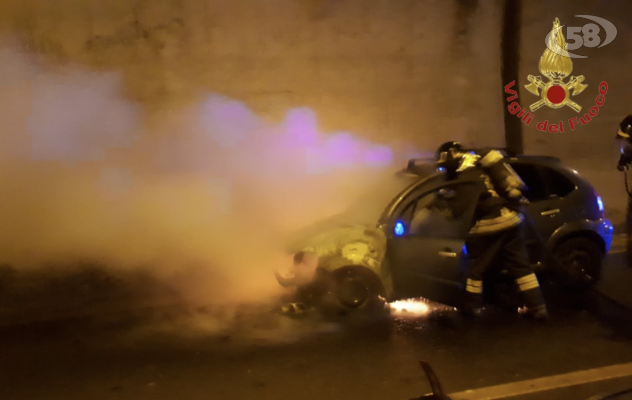 Auto a fuoco in galleria, traffico in tilt