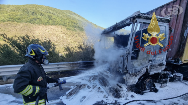 A fuoco autocarro che trasporta birra, conducente illeso