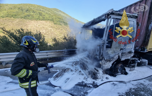 A fuoco autocarro che trasporta birra, conducente illeso