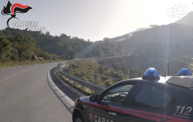 Minaccia di lanciarsi dal cavalcavia dell'Ofantina, salvato dai carabinieri