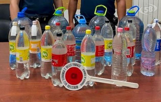 Trasportavano grappa, beccati a bordo di un furgone: sequestrati 60 litri