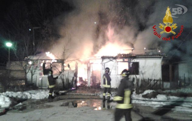 Guardia, prefabbricato del post terremoto in fiamme. Intervenute due squadre dei Vigili del Fuoco