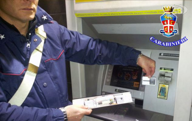 Avellino, scoperto su un postamat dispositivo per clonare bancomat