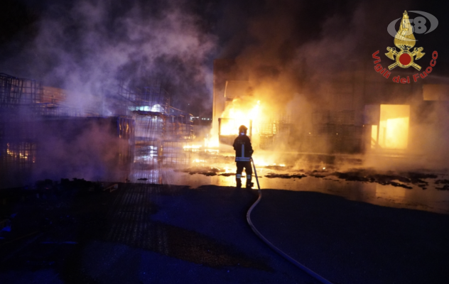 Vasto incendio in una fabbrica di Pianodardine