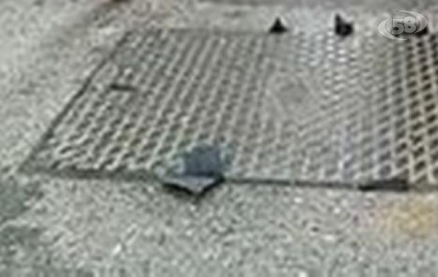 Avellino, rubano tombini dalla strada: la Polizia denuncia due giovani