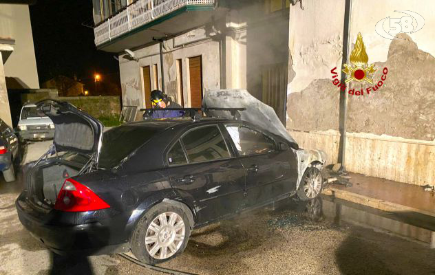 Auto in fiamme, danni alla facciata di un'abitazione