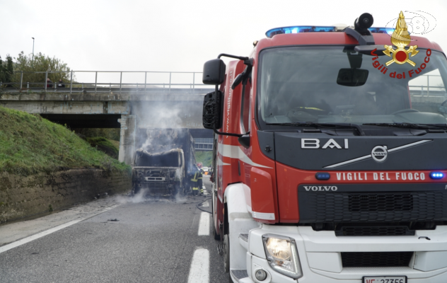 Due incendi e tir a fuoco, Vigili del Fuoco a lavoro