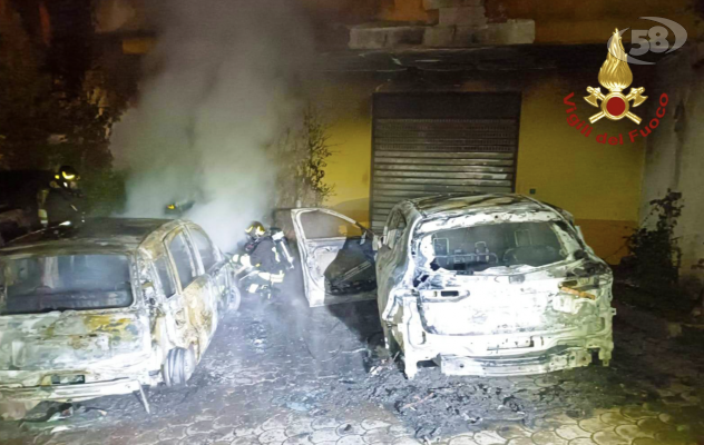 Solfora, tre auto a fuoco: edificio danneggiato