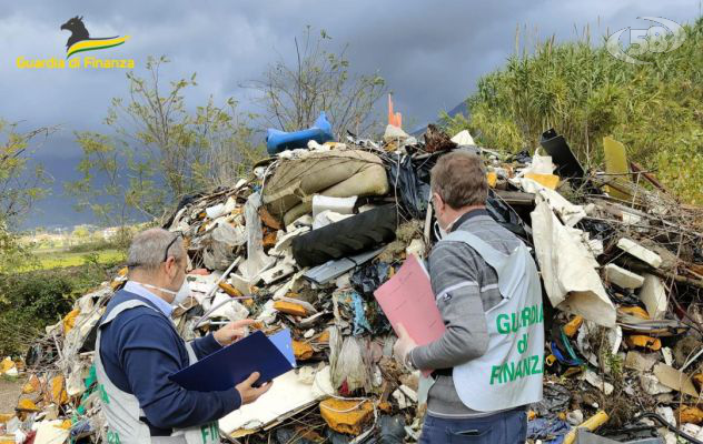 Scovata dalla Finanza una discarica a cielo aperto con rifiuti pericolosi/VIDEO