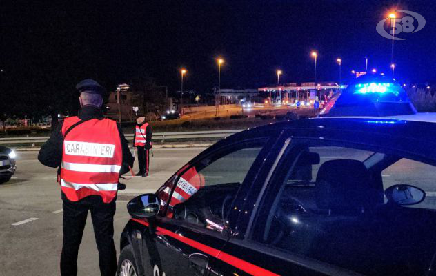 Minaccia con il coltello la compagna e la madre, 36enne arrestato