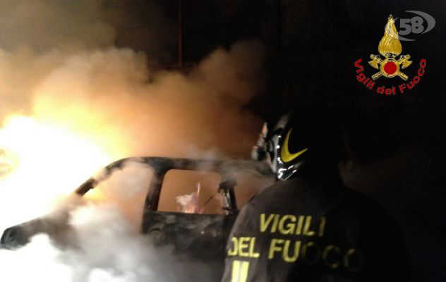 Auto in fiamme, tre gli interventi dei Vigili del Fuoco/FOTO