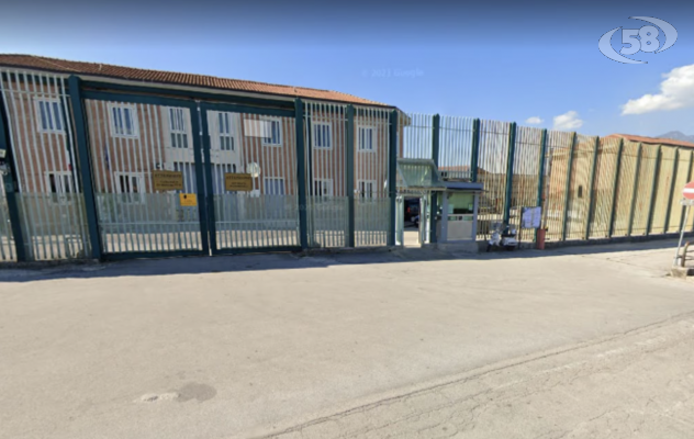 Carceri: Avellino, detenuto dà fuoco alla cella