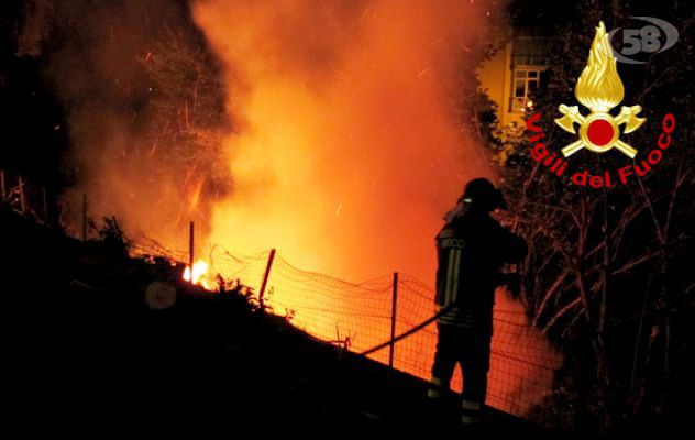 Calabritto, deposito agricolo a fuoco. Intervenuti i Caschi Rossi di Lioni