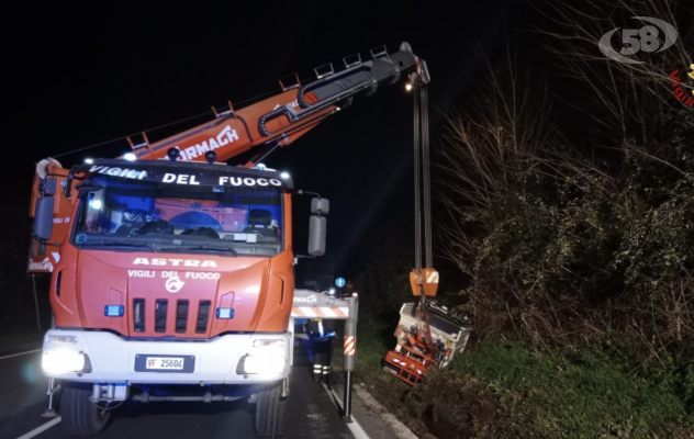 Furgone per la raccolta rifiuti finisce fuori strada