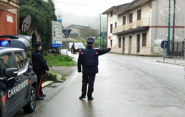 Carabinieri ispezionano e controllano un club privè