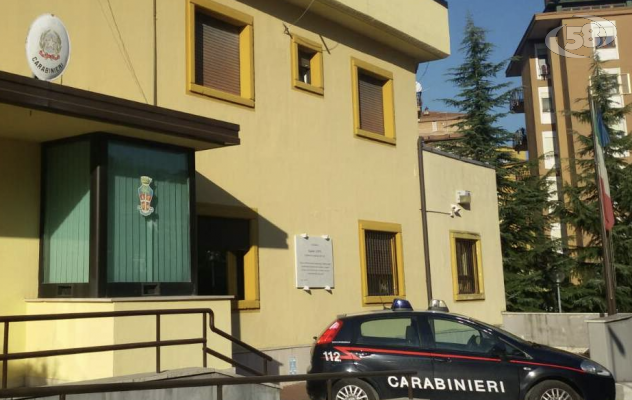 Costringe la madre a prelevare denaro per l’acquisto di droga: arrestato