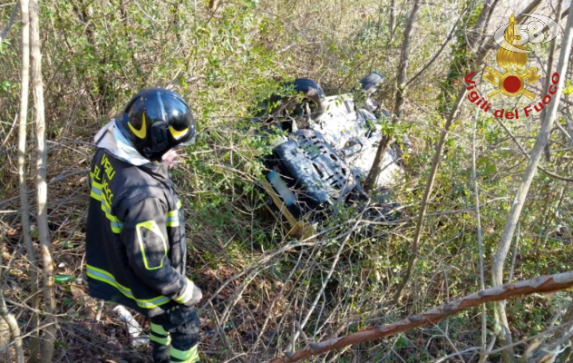 Sbanda e finisce nella scarpata, mamma e figlio in ospedale