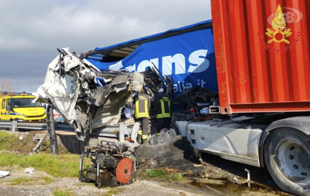 Violento impatto tra camion: autista incastrato tra le lamiere