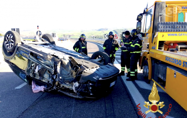 Si ribalta in autostrada: 43enne in ospedale ad Ariano