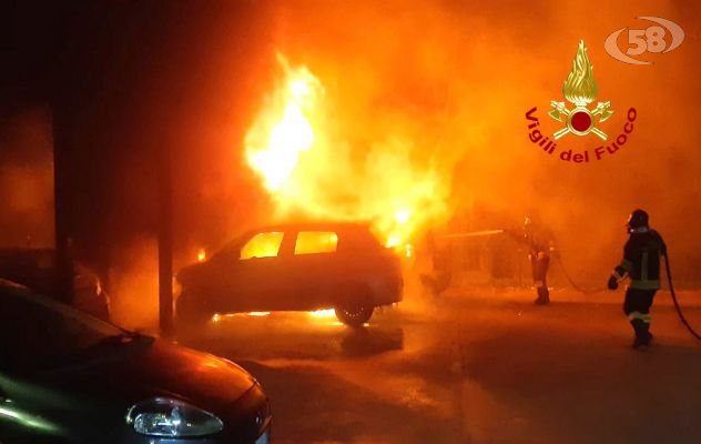 Camper e tre auto a fuoco, paura a Rione Parco