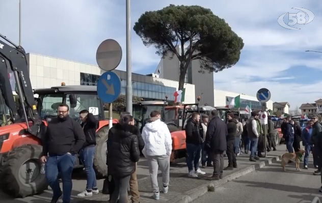 Centinaia di trattori ad Avellino sotto la sede della Regione