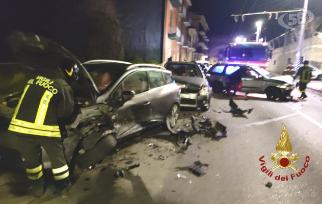 Sbanda e urta tre auto in sosta: intervengono i Vigili del Fuoco