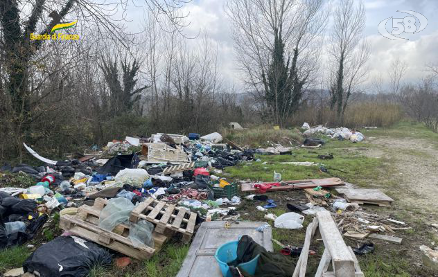 Discarica a cielo aperto di rifiuti pericolosi nei boschi, blitz della Finanza