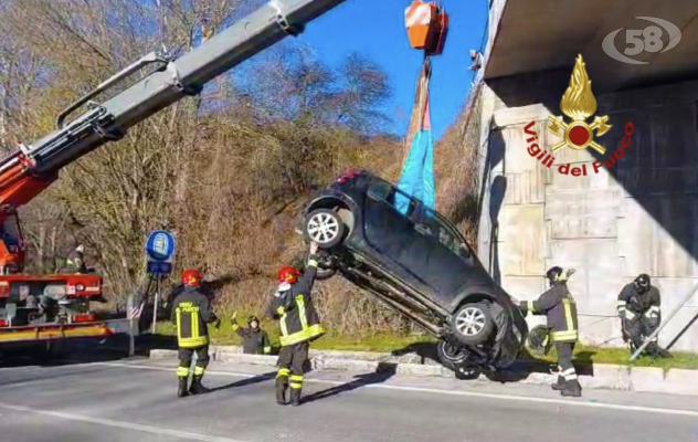 Sbanda e finisce in una cunetta: donna in ospedale