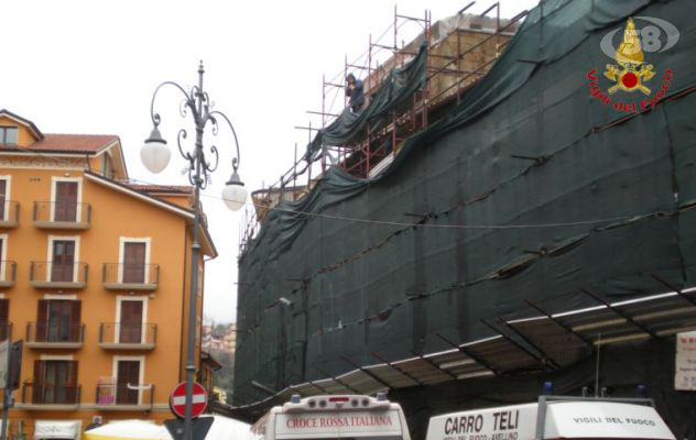 Dramma sfiorato ad Avellino: falegname minaccia di lanciarsi da un palazzo /Video